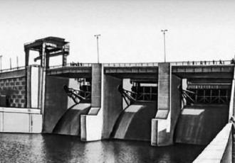 Мостовой переход на плотине гидроузла Каунасской ГЭС на реке Неман