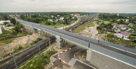 Автодорожный путепровод на пересечении железнодорожных путей в Гатчинском районе